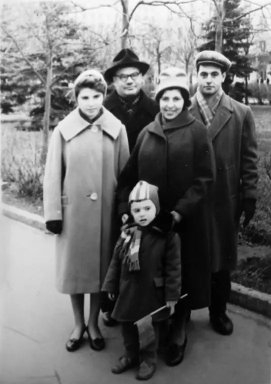 Mark thiab Evgenia Leikin, lawv tus ntxhais Irina, tus txiv Nevzlin Boris thiab tus tub xeeb ntxwv Leonid, Moscow, USSR, 1960s