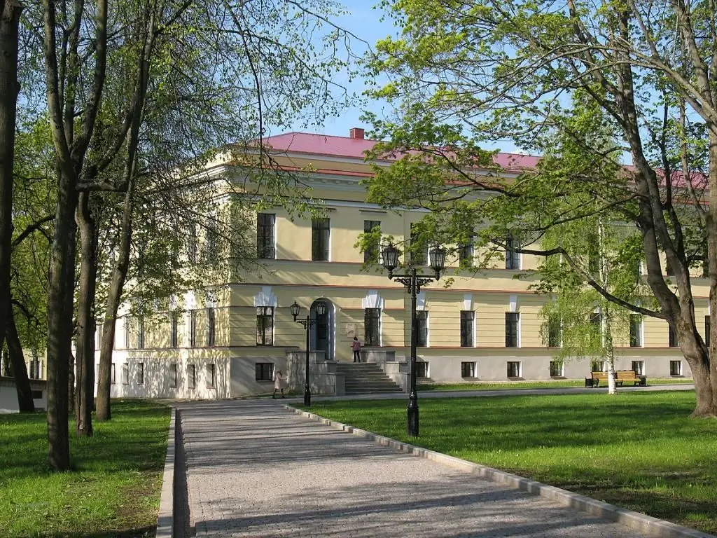 Novgorod-streekbiblioteek: geskiedenis, adres, openingstye