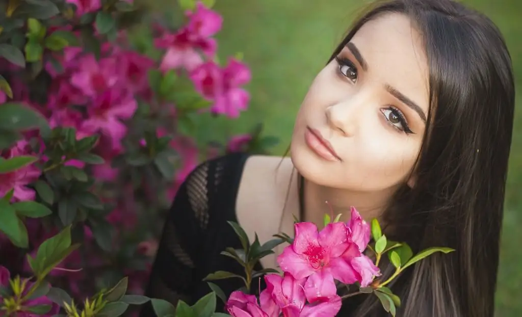 Ragazza con fiori di azalea