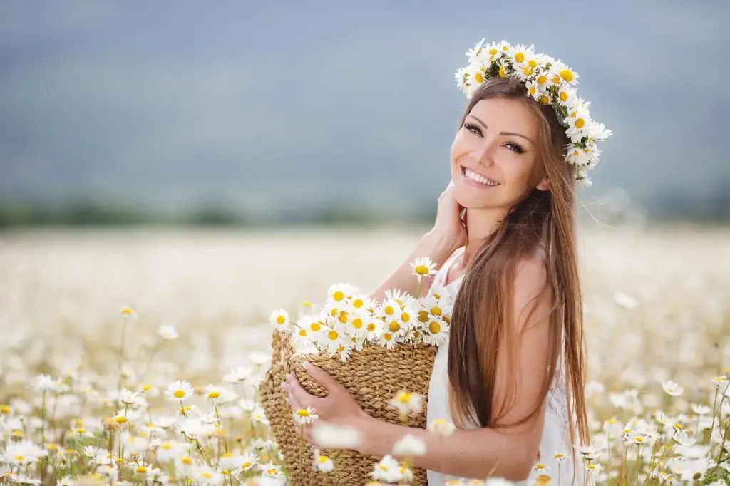 girl with daisies