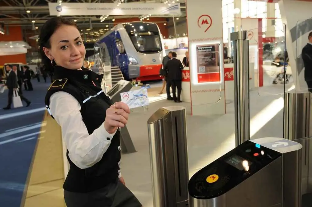 How much does a metro ride in Moscow cost and how much can a fine be issued for violation?