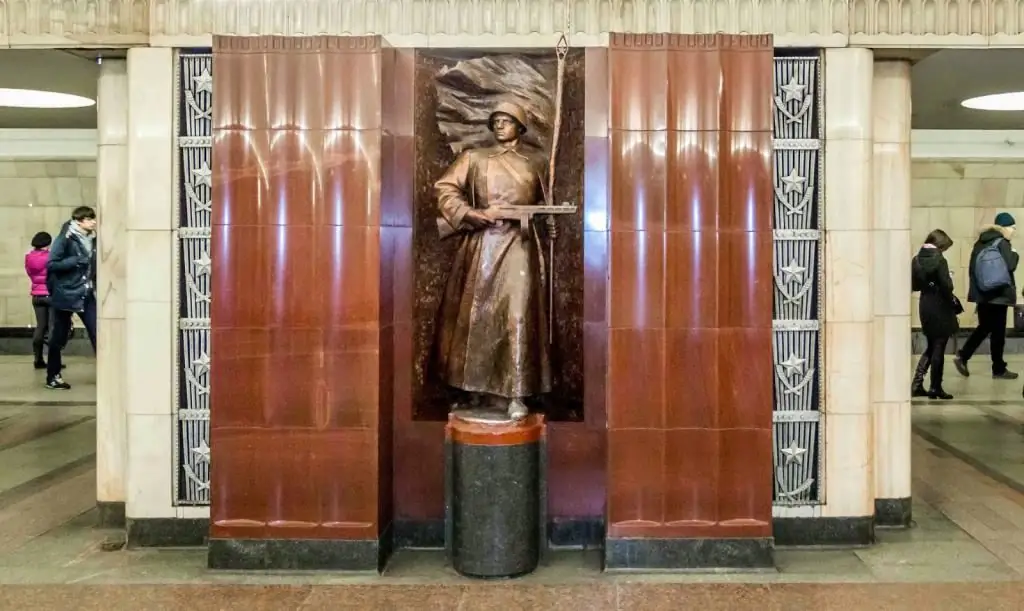 Skulptur ved metrostationen