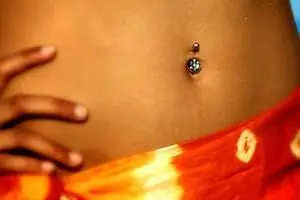 N Oorbel in die naeltjie - en jy wil dit hê, en dit prik! Behoorlike piercing sorg