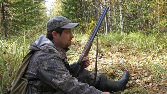 tiempo de caza de urogallos en otoño con señuelo