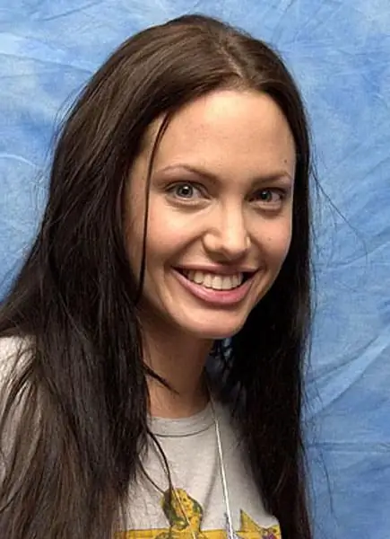 Angelina Jolie utan smink: hur ser Brad Pitts fru ut utan hjälp av makeupartister och makeupartister?