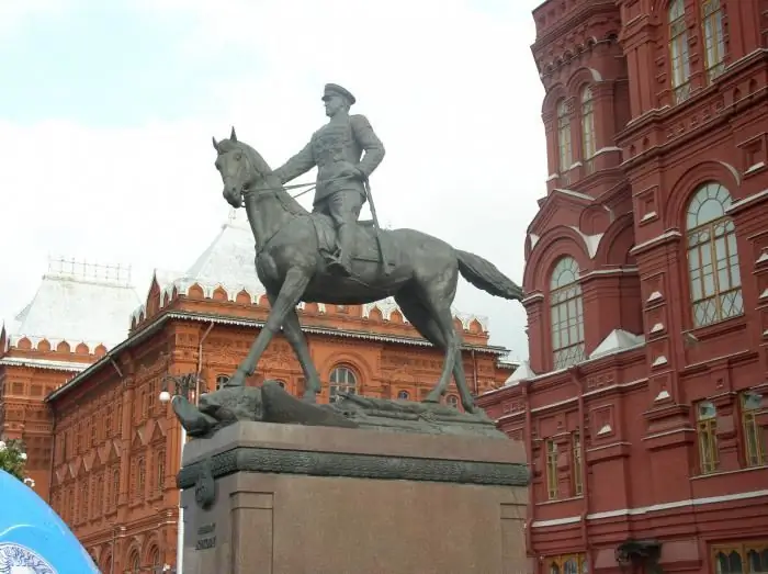 pulang parisukat na monumento sa zhukov