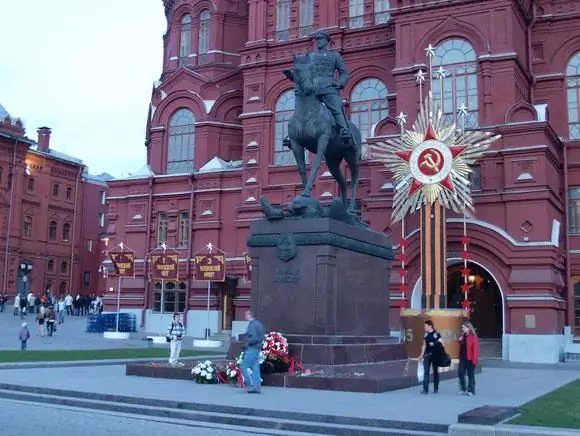 monument vir zhukov manezhnaya-plein