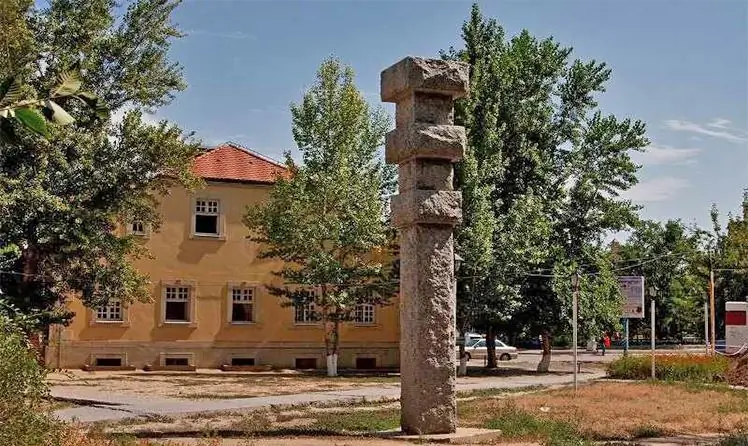 Estela en la plaza