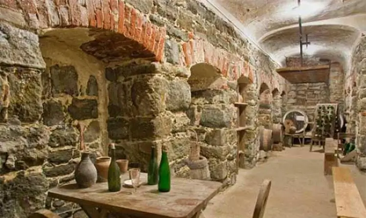 Caw cellar hauv "Old Sarepta"