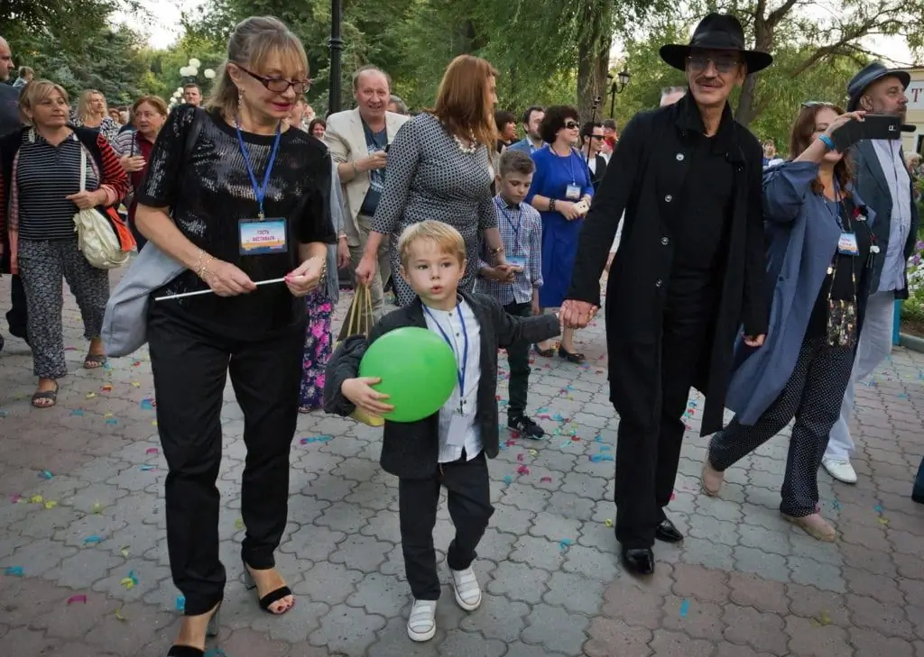 Mikhail Boyarsky dengan cucunya