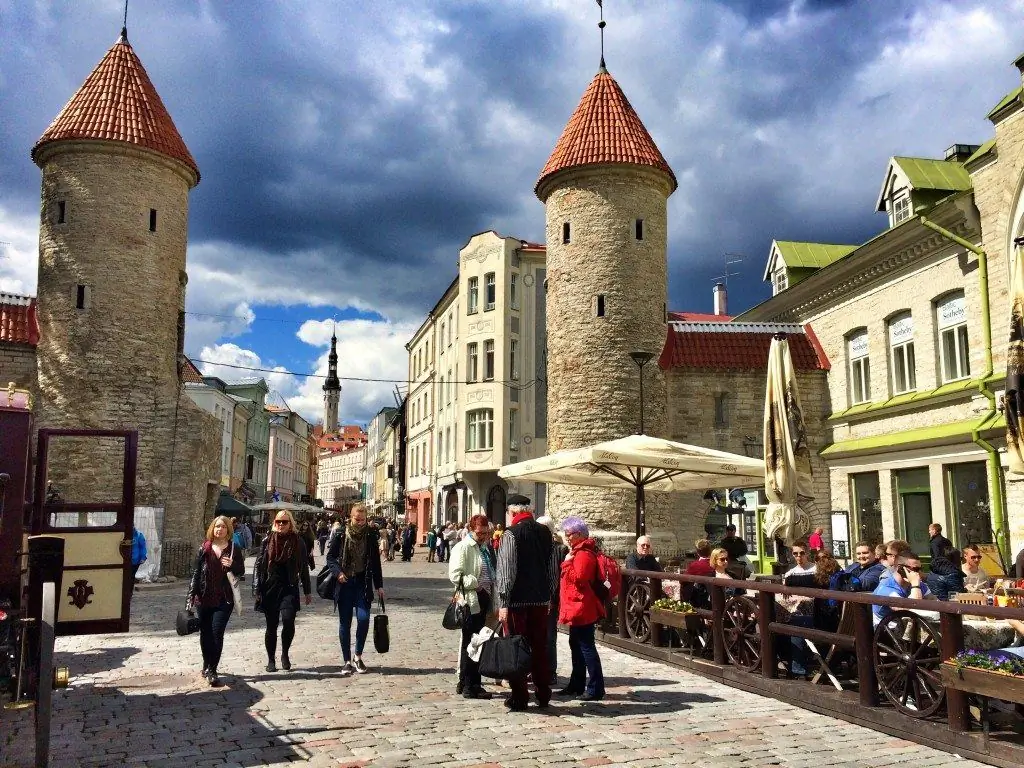 Lub Neej hauv Estonia: tus qauv ntawm kev ua neej nyob, kev nyab xeeb kev noj qab haus huv, nyiaj hli nruab nrab thiab nyiaj laus, muaj cov khoom muag, kev tsim kho vaj tse, qhov zoo thiab qhov tsis zoo